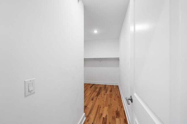 Building Photo - 4 Bed 3.5 Bath Townhomes 2176 sqft