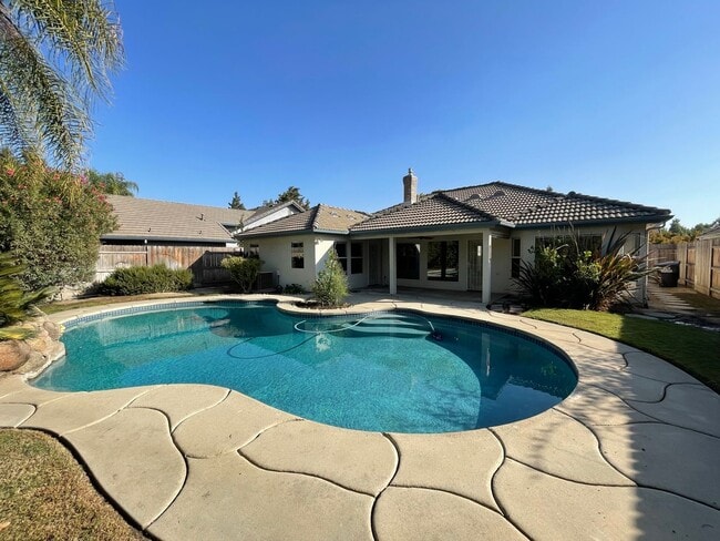 Building Photo - Beautiful South West Visalia home Near El Diamante school with a pool!!