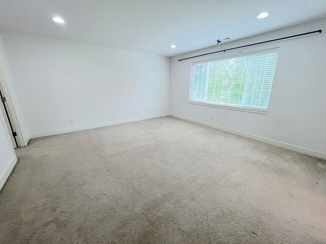 Building Photo - Spacious 4-Bedroom/3.5-Bathroom Townhome i...