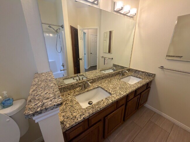Building Photo - 3 bed 2 bath 2 car garage & pool.