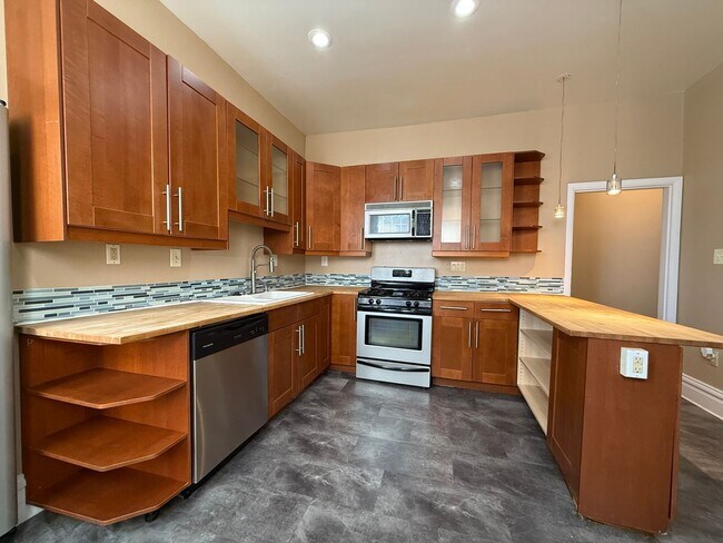 Building Photo - 3BR 1.5bath Townhouse with fenced yard!