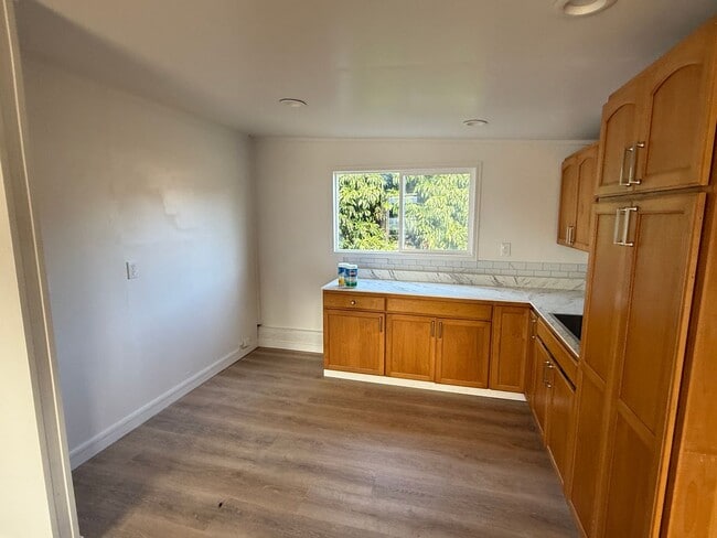 Building Photo - Fully renovated Laukona 5 bed 3 bath home