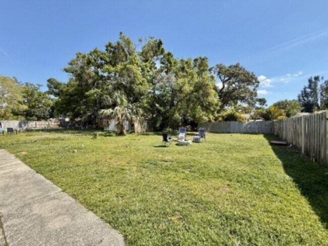 Building Photo - 1045 11th Ave NW