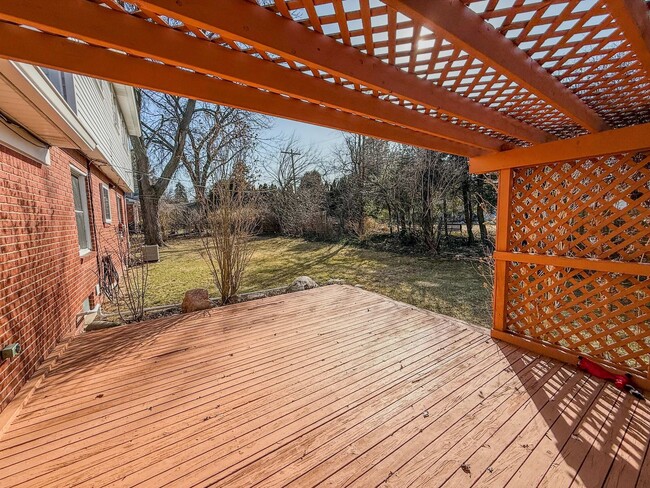 Building Photo - Spacious Home