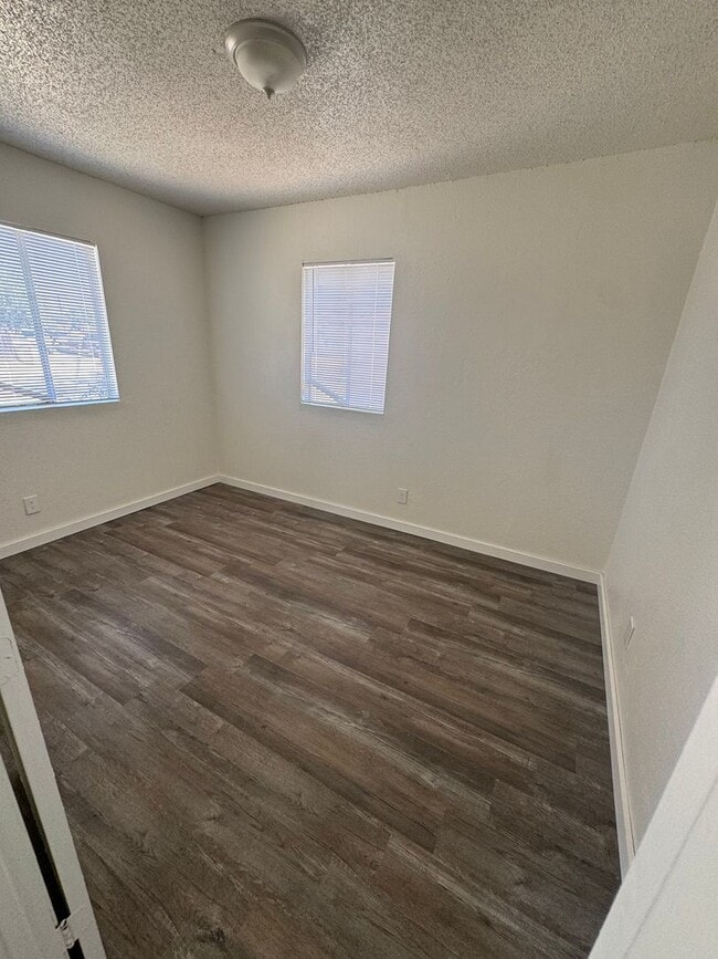 Building Photo - Cozy home in Wasco awaits your arrival! - ...