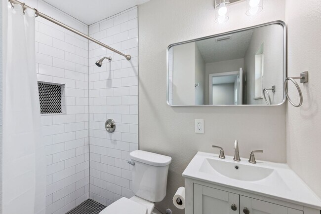 Building Photo - Fully Remodeled Winter Park Home