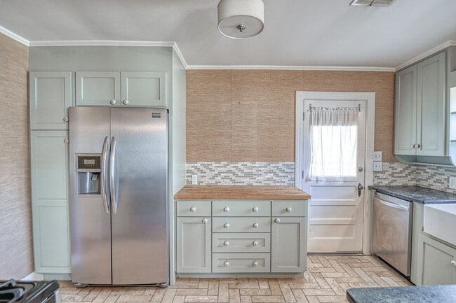 Building Photo - Charming Campus Home!