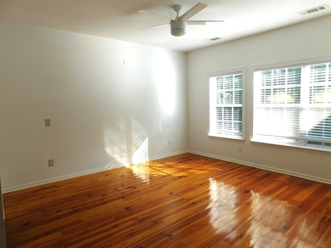 Building Photo - Lovely Townhome Available In Yacht Cove