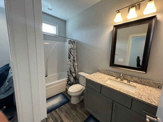 Building Photo - College Oaks E-106