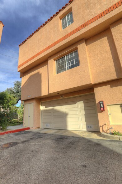 Building Photo - 3101 Plaza del Amo