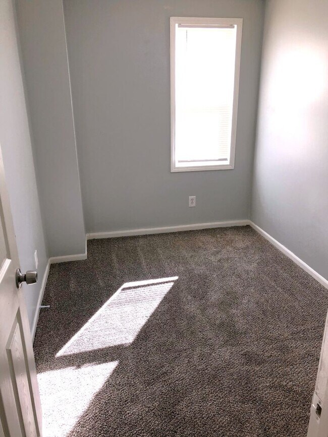 Building Photo - 818 Columbia Ave