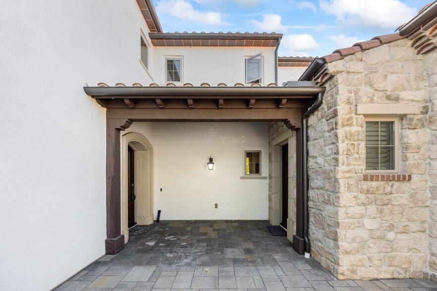Building Photo - 27 Cloister