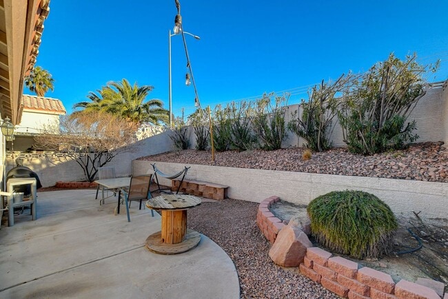 Building Photo - Fully Furnished 1-Story Home for Rent in t...
