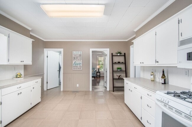 Building Photo - Adorable Millard Home