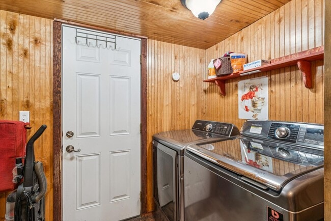 Building Photo - 563 Beechnut Dr