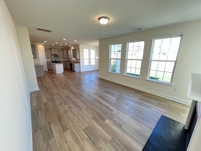 Building Photo - LIKE NEW 4 Bedroom Home w/ Ground Floor Be...