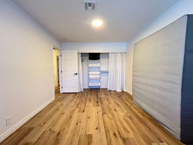 Building Photo - 6223 Meadow View Ln