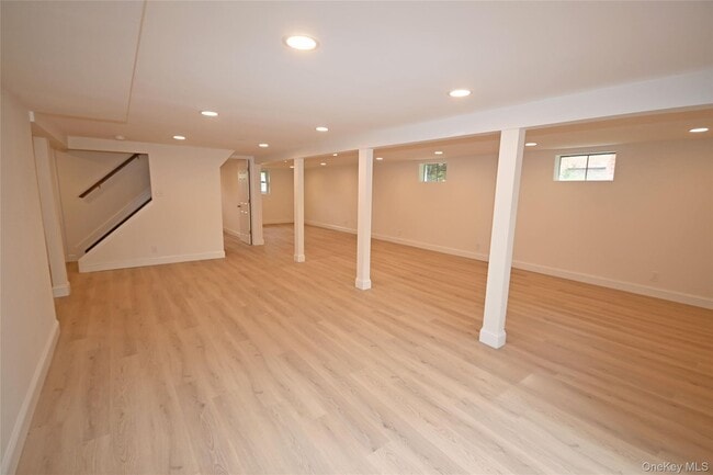 Building Photo - 19 Carriage Rd