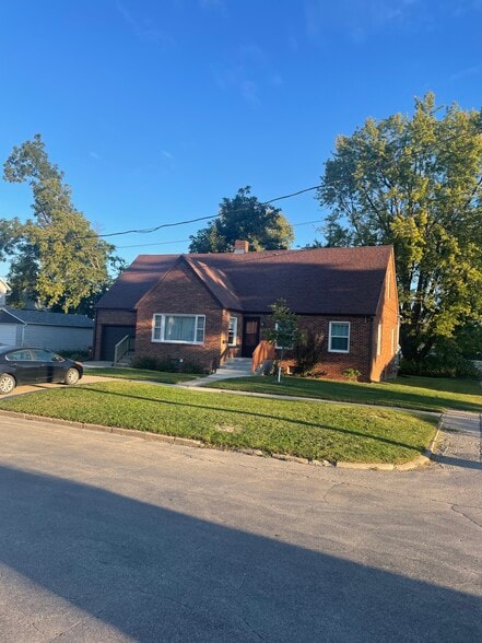 Mid-century Brick Bungalow - 711 7th Ave