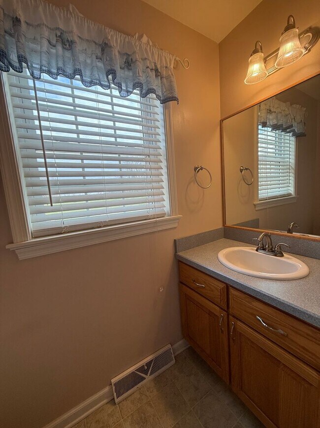 Building Photo - For Rent 3 bed / 2.5 bathrooms | attached 2 car-garage plus detached 2 car-garage on a 1.52-acre ...