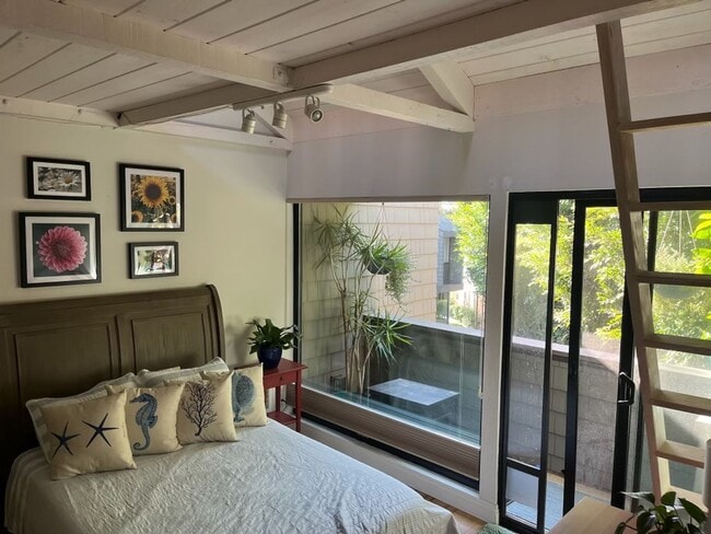 Building Photo - Fully Furnished Townhouse in the oceanfron...