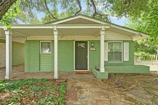 Building Photo - 3103 S Oak Dr