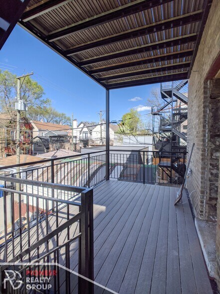 Building Photo - 2121 W Belmont Ave