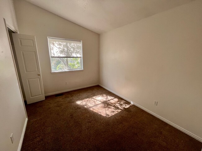 Building Photo - Lovely Home in Orem For Rent