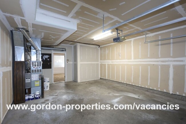 Building Photo - NE Halsey St - Gresham 2 bedroom townhouse with den/office