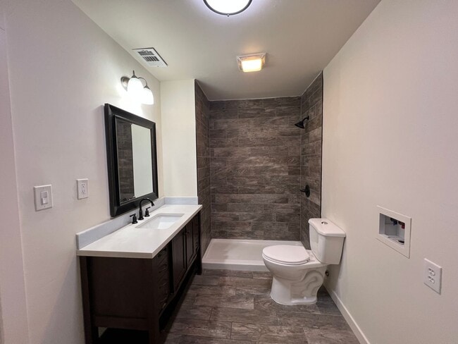 Building Photo - Beauitfully upgraded 3 Bedroom on large lot!