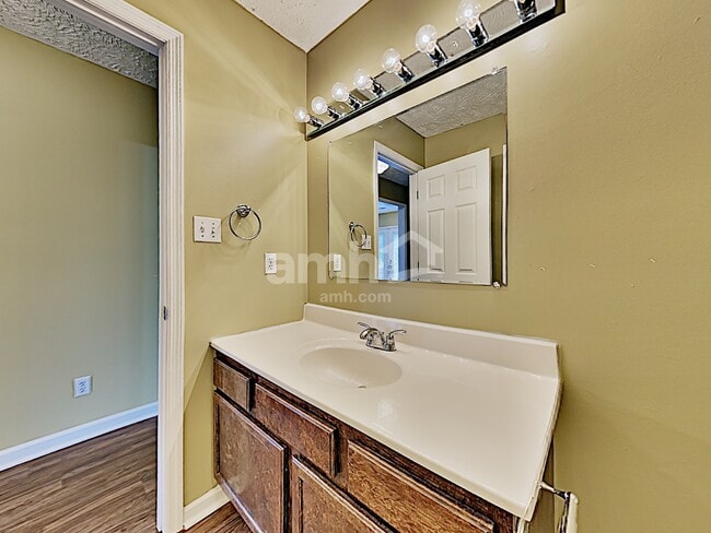 Building Photo - 1423 Newbury Ln