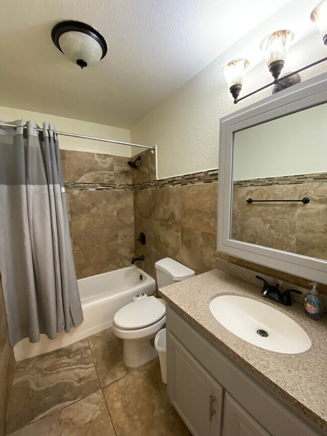 Building Photo - Cul-De-Sac Location, beautiful single leve...