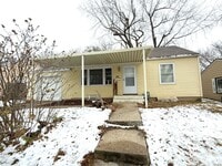 Building Photo - Cute Two Bedroom Home
