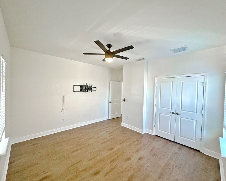 Building Photo - 1736 W Walnut St