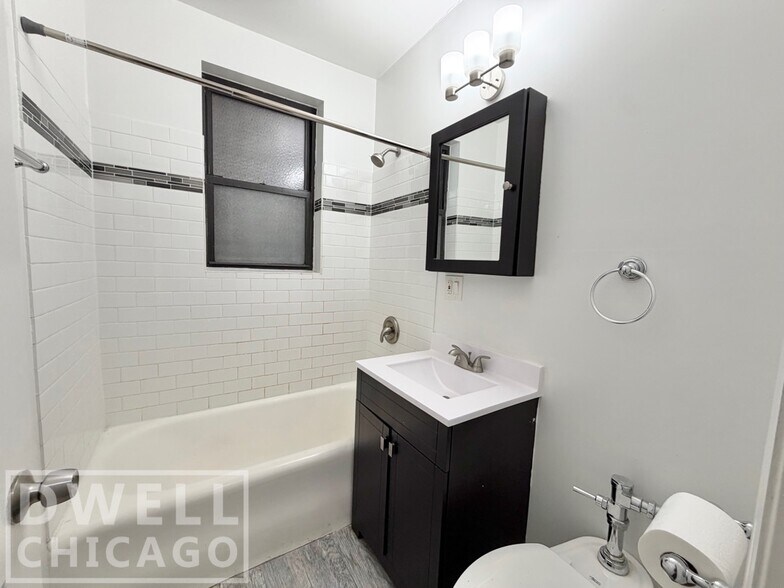 Building Photo - 3333 N Marshfield Ave