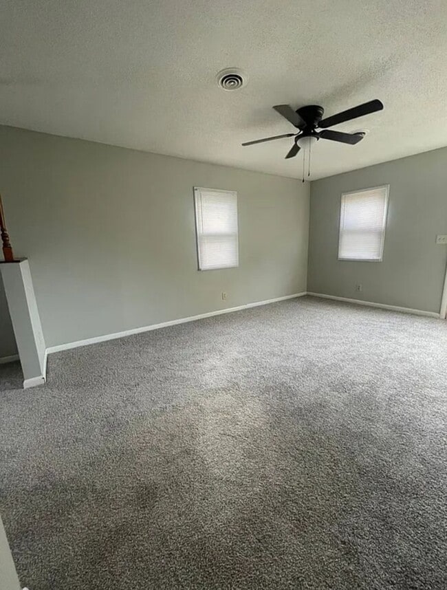 Building Photo - Charming 2-bedroom in heart of Muncie on Adams St