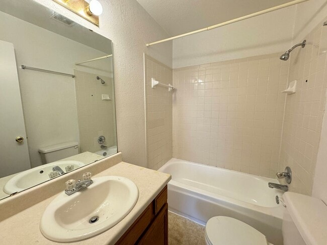 Building Photo - 1100 Leslie Cir