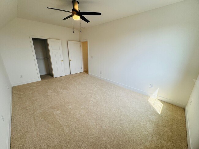 Building Photo - FOR LEASE - NEW BUILD TOWNHOME LOCATED IN ...