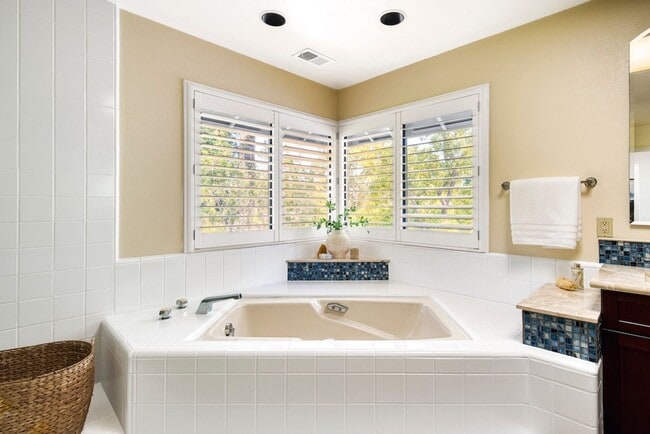 Building Photo - 8 Racquet Ct