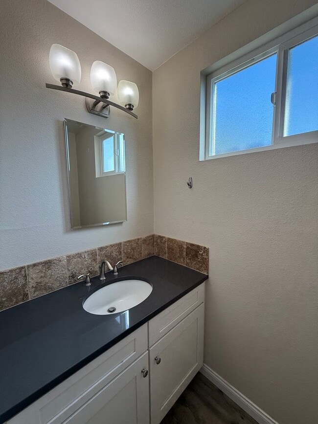 Building Photo - 3 bedroom, 1 1/2 bath home in Thousand Oaks