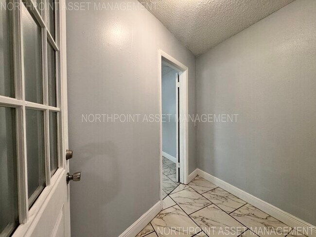 Building Photo - 2 Spacious Bedrooms and 2 Modern Bathrooms...