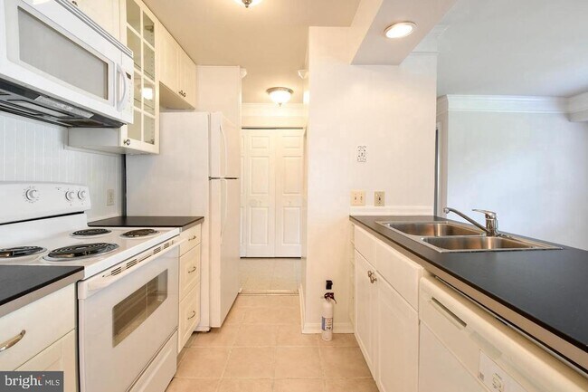 Building Photo - 102 Chesterfield Ln