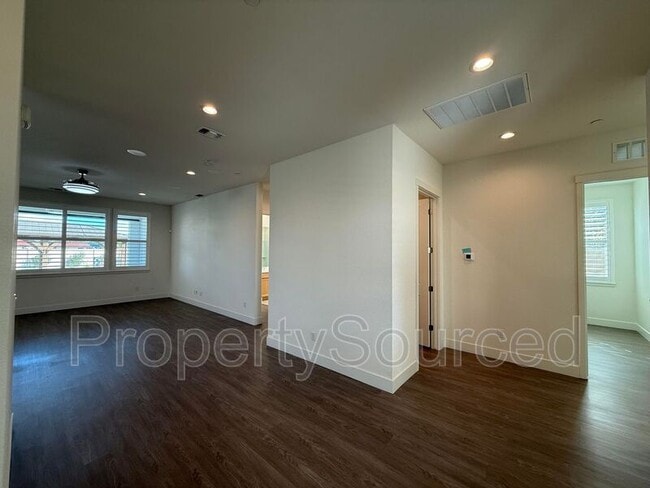 Building Photo - 1136 Crescent Ave