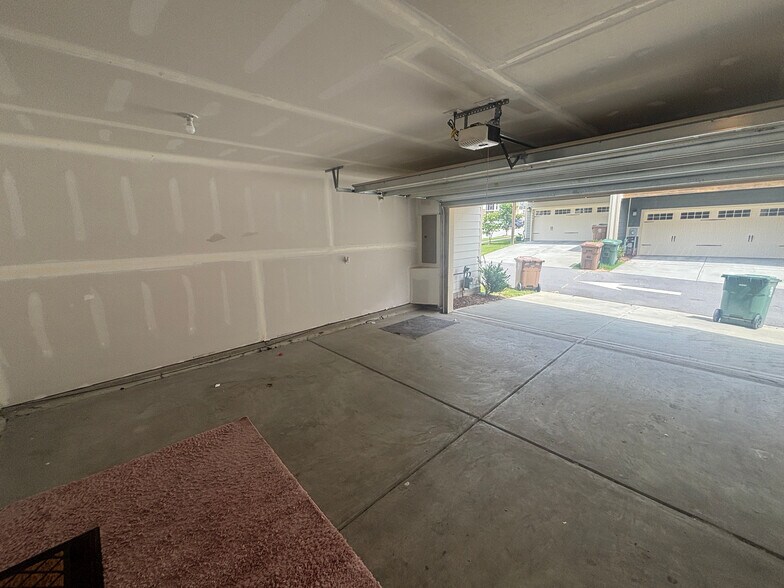 Building Photo - Room in Townhome on Poplar Leaf Way