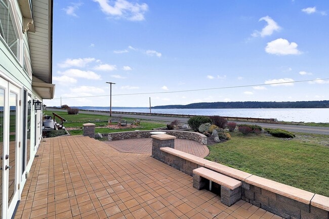 Building Photo - 2 Bed 2 Bath w/Large Office - Penn Cove Views - NAS Whidbey