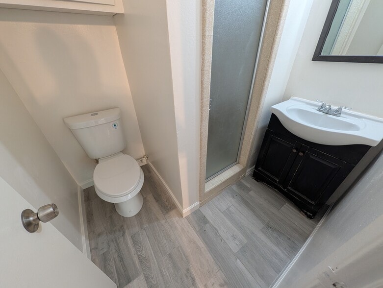 master room bathroom - 11752 Coldbrook Ave
