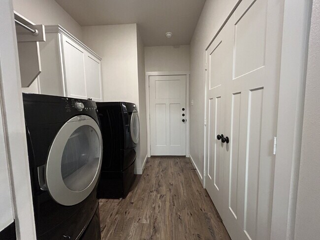 Building Photo - A 2 Bedroom, 2 Bath waiting to be called y...