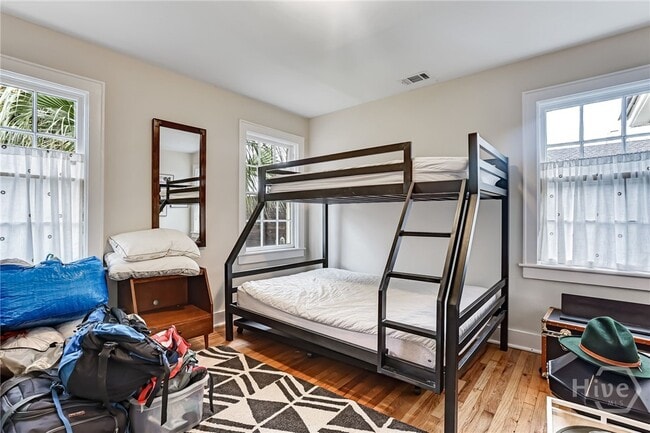 Building Photo - 725 E 53rd St