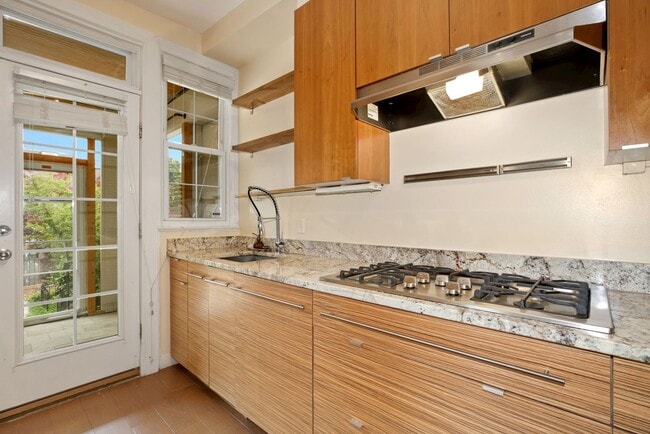 Building Photo - Available Now! 4 Bedroom  3.5  Bathroom Townhouse //Woodley Park// Garage, Driveway & 3 Levels of...