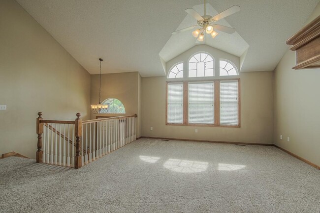 Building Photo - 612 NE Topaz Dr